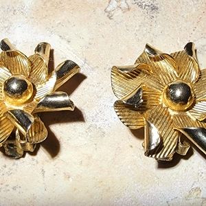 Vintage 1960s gold Pinwheel flower clip on earrings